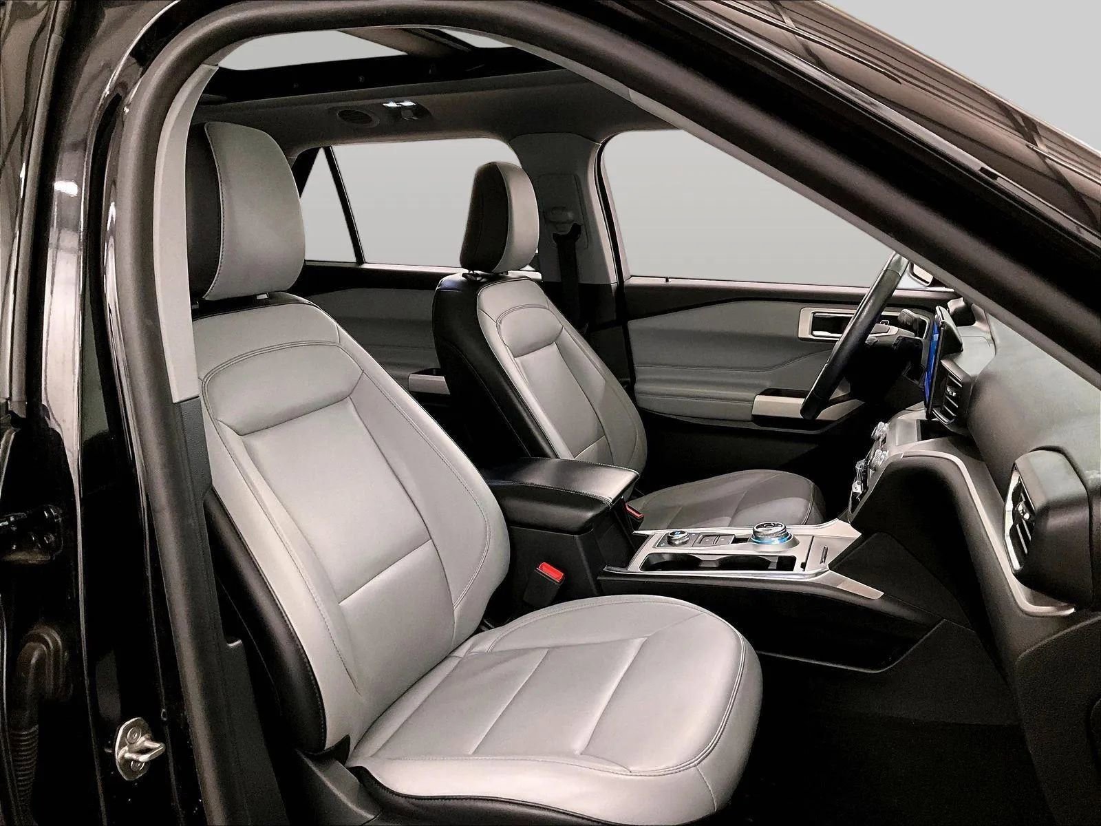 Certified 2021 Ford Explorer XLT w/ Equipment Group 202A image 7