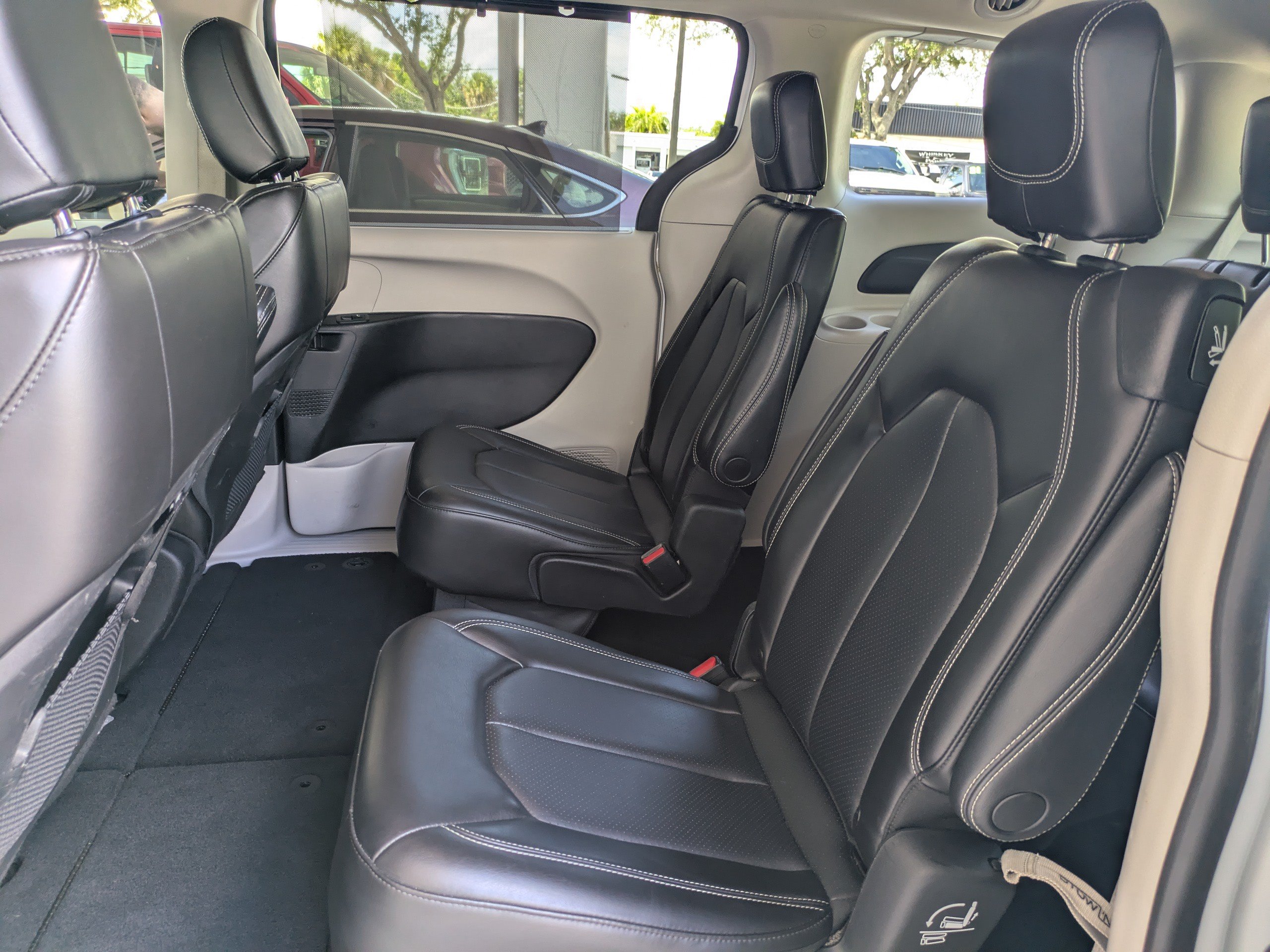 Used 2023 Chrysler Pacifica Touring-L FWD image 16