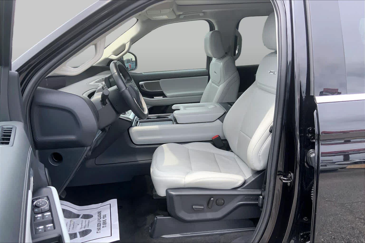 Certified 2025 Ford Expedition Platinum w/ Driver's Package AWD/4WD image 8
