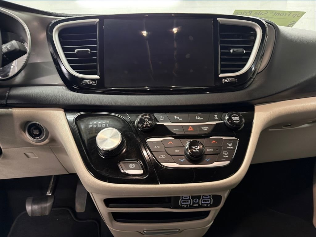 Used 2023 Chrysler Pacifica Touring-L FWD image 21