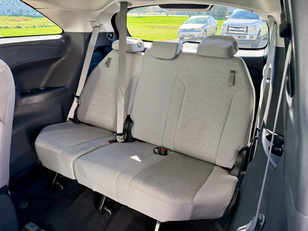 Used 2025 Toyota Sienna LE FWD image 13