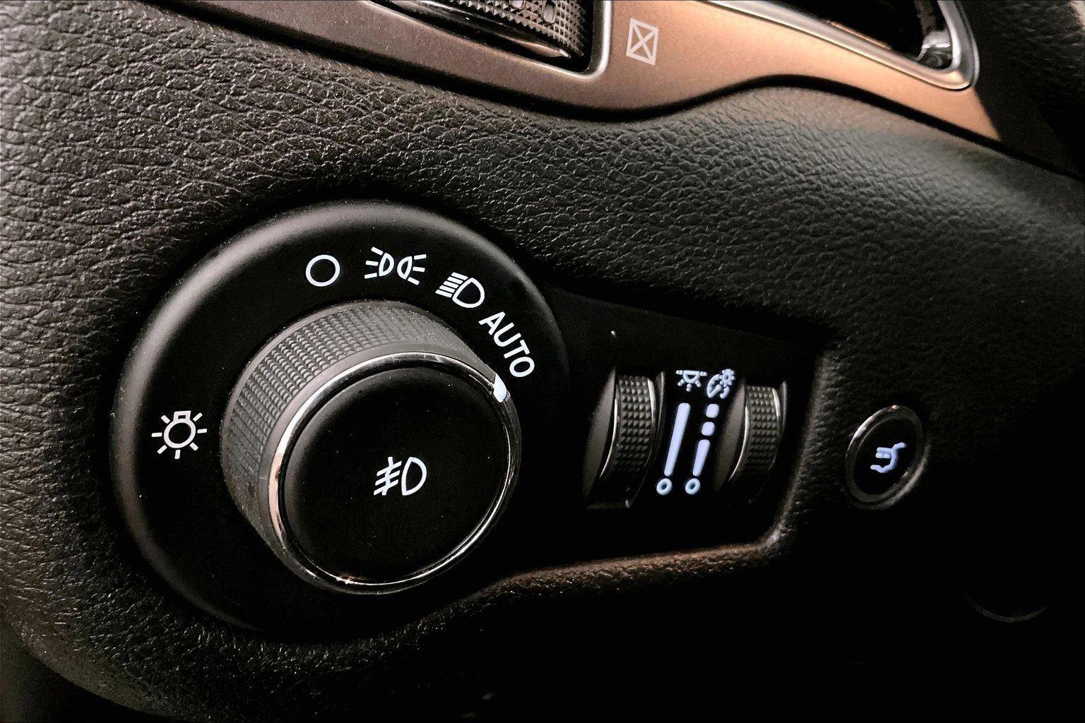 Used 2019 Jeep Cherokee Limited image 30