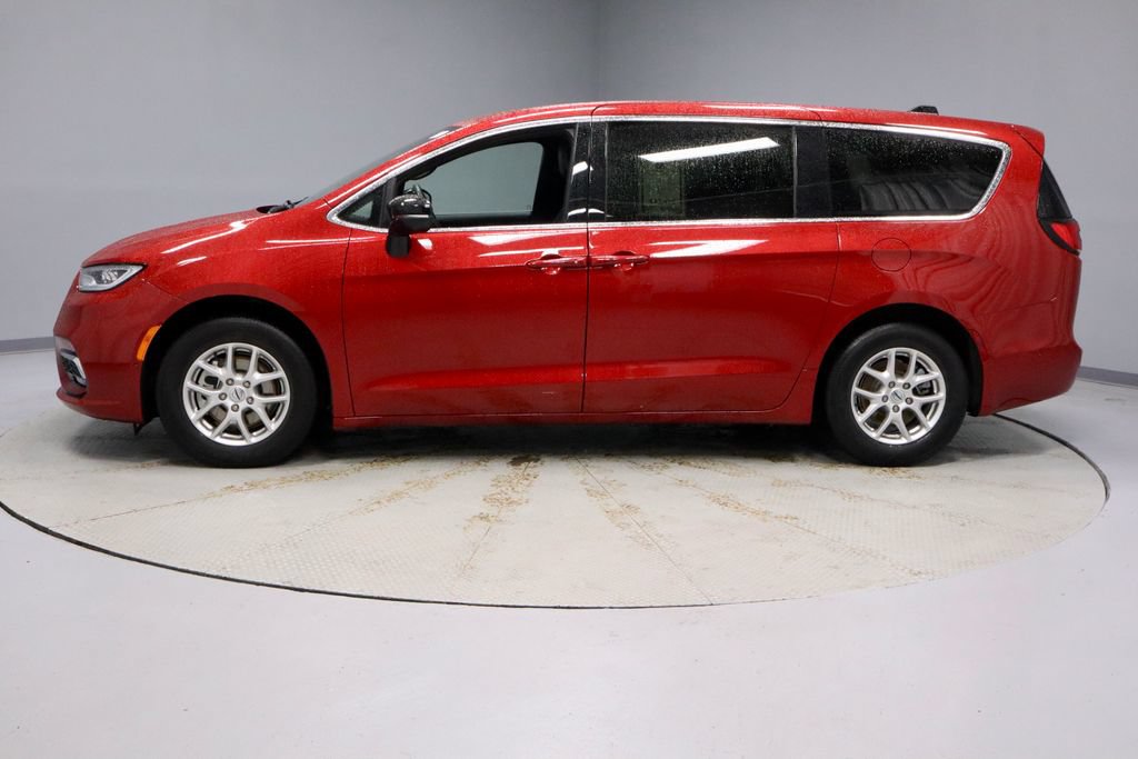 Used 2025 Chrysler Pacifica Select FWD image 8