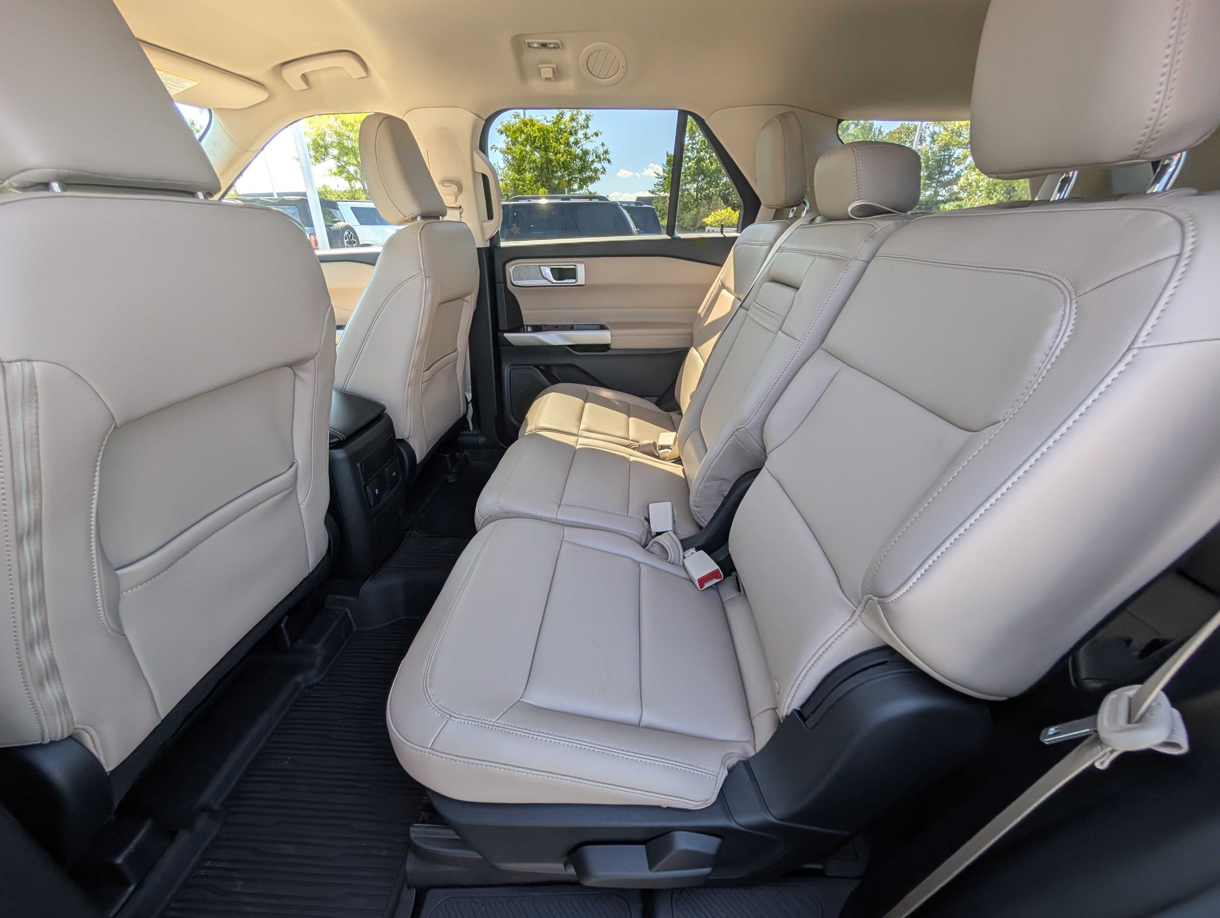 Certified 2023 Ford Explorer XLT w/ Equipment Group 202A AWD/4WD image 19