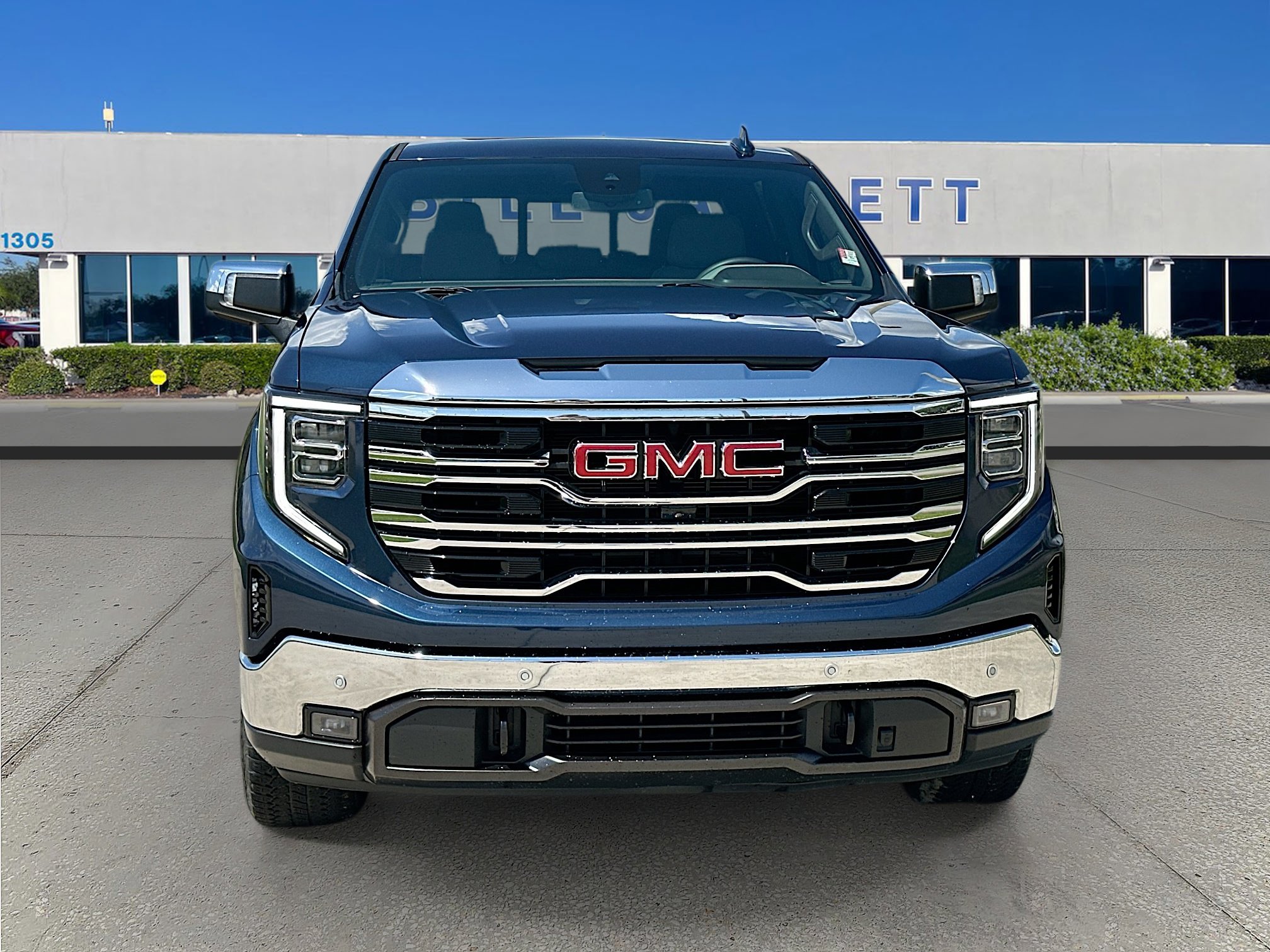 Used 2023 GMC Sierra 1500 SLT w/ SLT Premium Plus Package AWD/4WD image 2