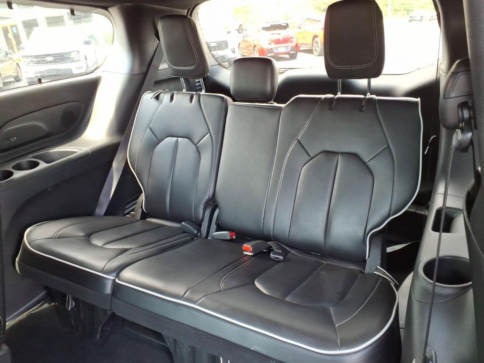 Used 2025 Chrysler Pacifica Limited FWD image 14