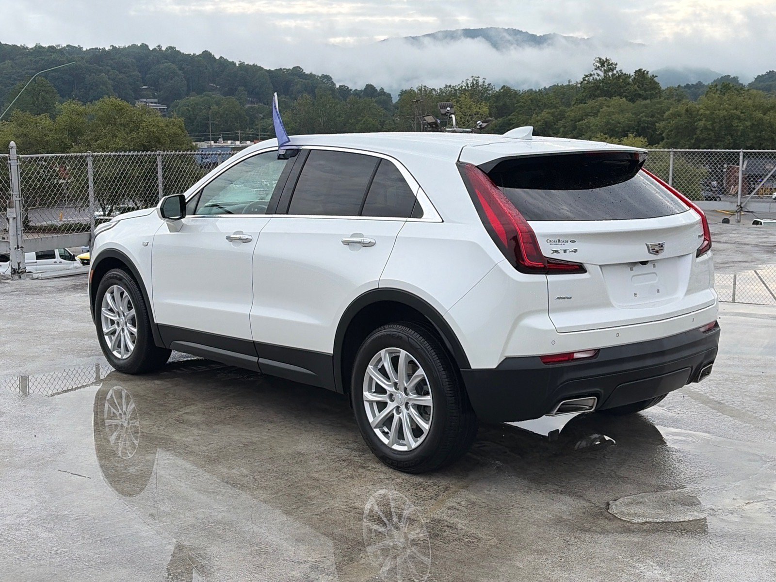 Used 2023 Cadillac XT4 Luxury w/ Cold Weather Package AWD/4WD image 4