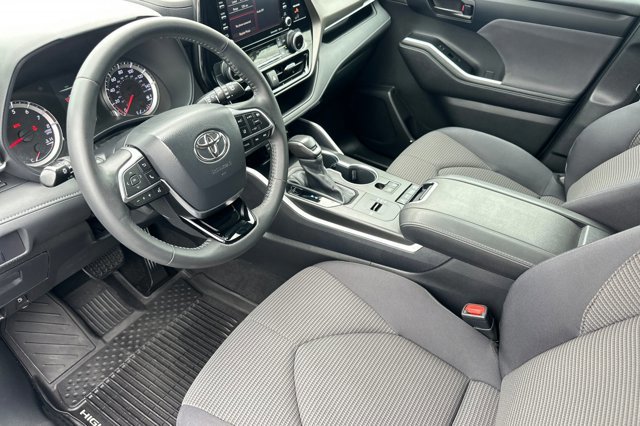 Used 2020 Toyota Highlander LE image 9
