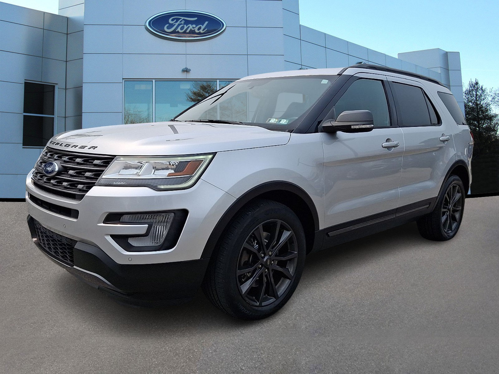 Certified 2017 Ford Explorer XLT w/ Equipment Group 202A AWD/4WD image 4