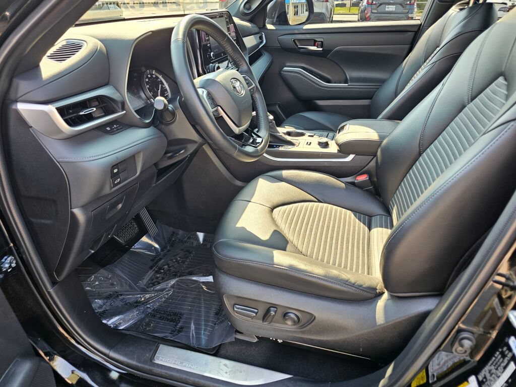 Used 2022 Toyota Highlander XSE AWD/4WD image 21