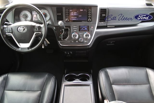 Used 2019 Toyota Sienna SE image 18