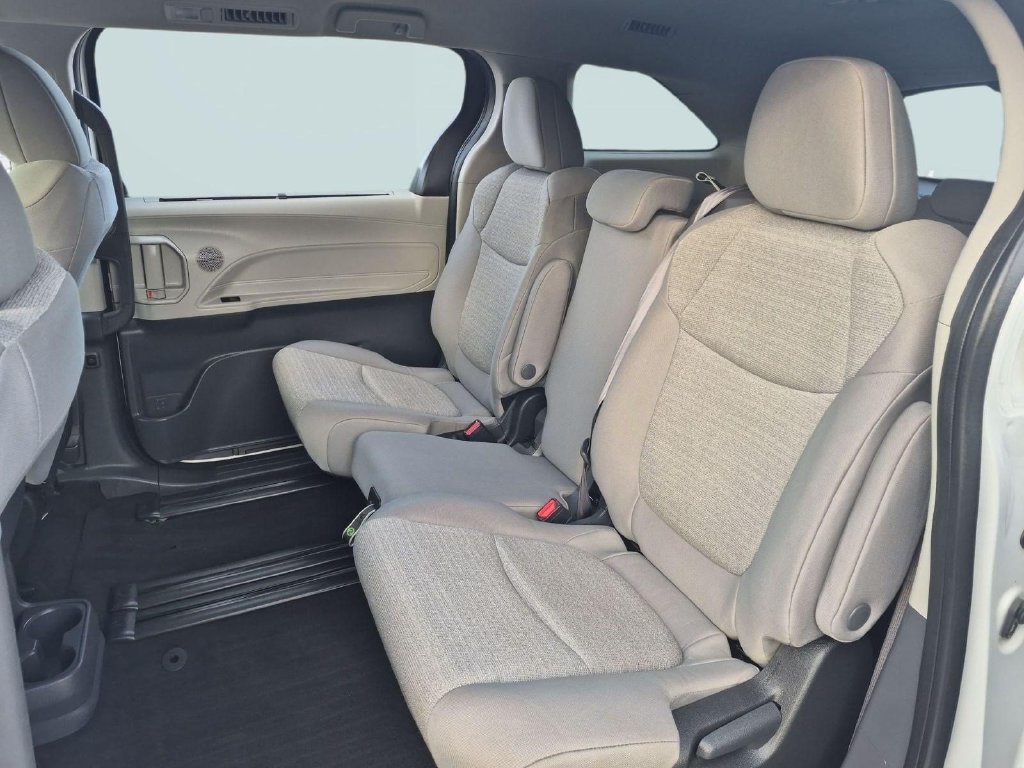 Used 2024 Toyota Sienna LE AWD/4WD image 23