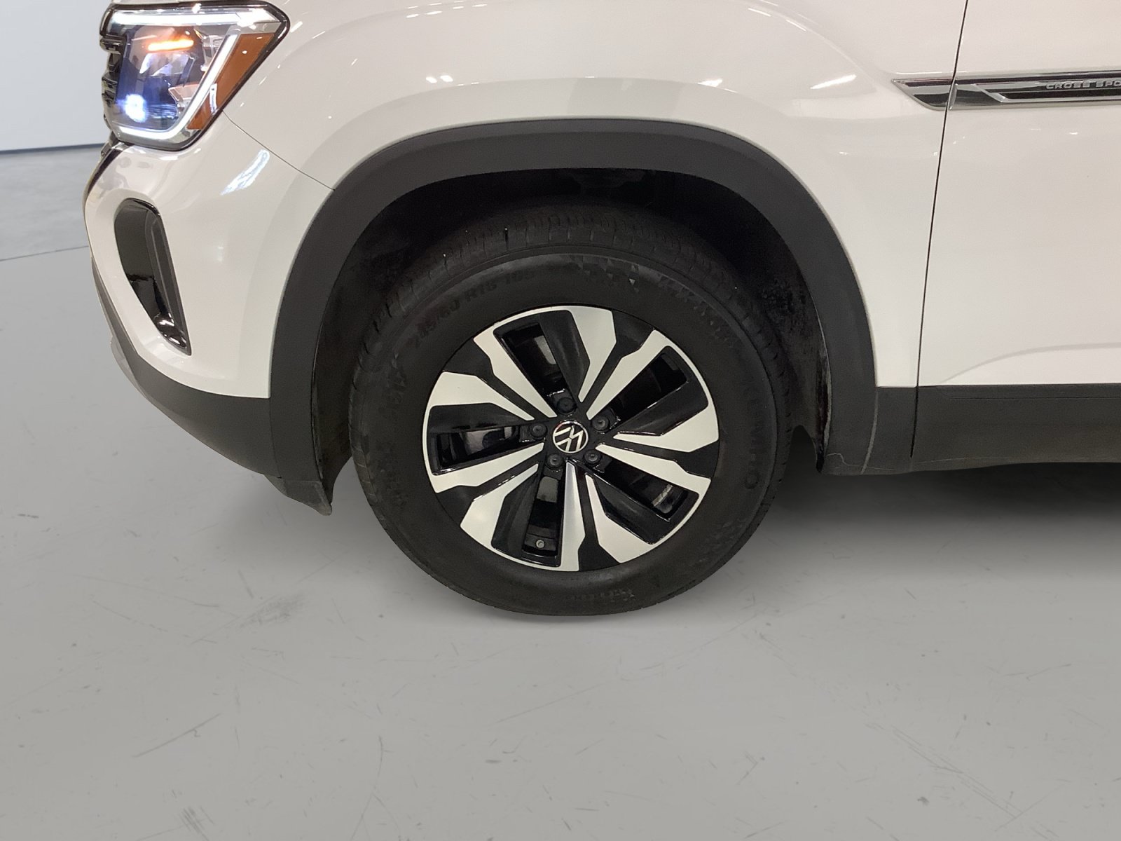 Used 2024 Volkswagen Atlas Cross Sport SE FWD image 9