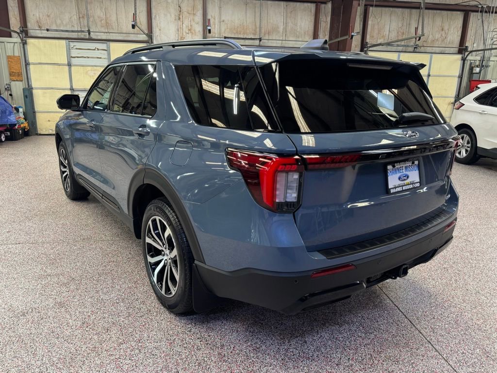 Certified 2025 Ford Explorer ST-Line image 3