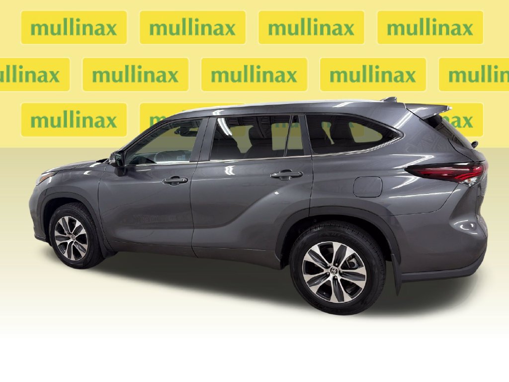 Used 2024 Toyota Highlander XLE FWD image 13