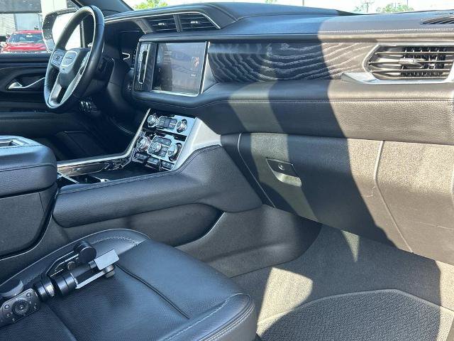 Used 2022 GMC Yukon XL Denali w/ Denali Premium Package AWD/4WD image 25