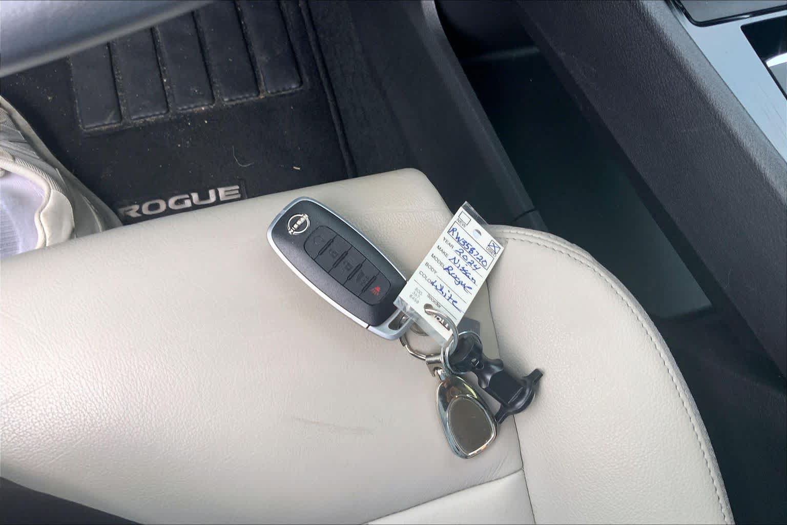 Used 2024 Nissan Rogue SL w/ SL Premium Package FWD image 15
