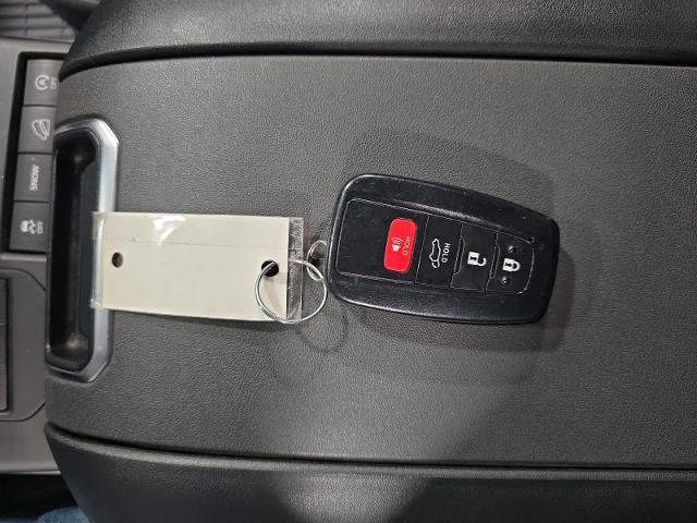 Used 2022 Toyota Highlander XLE AWD/4WD image 10