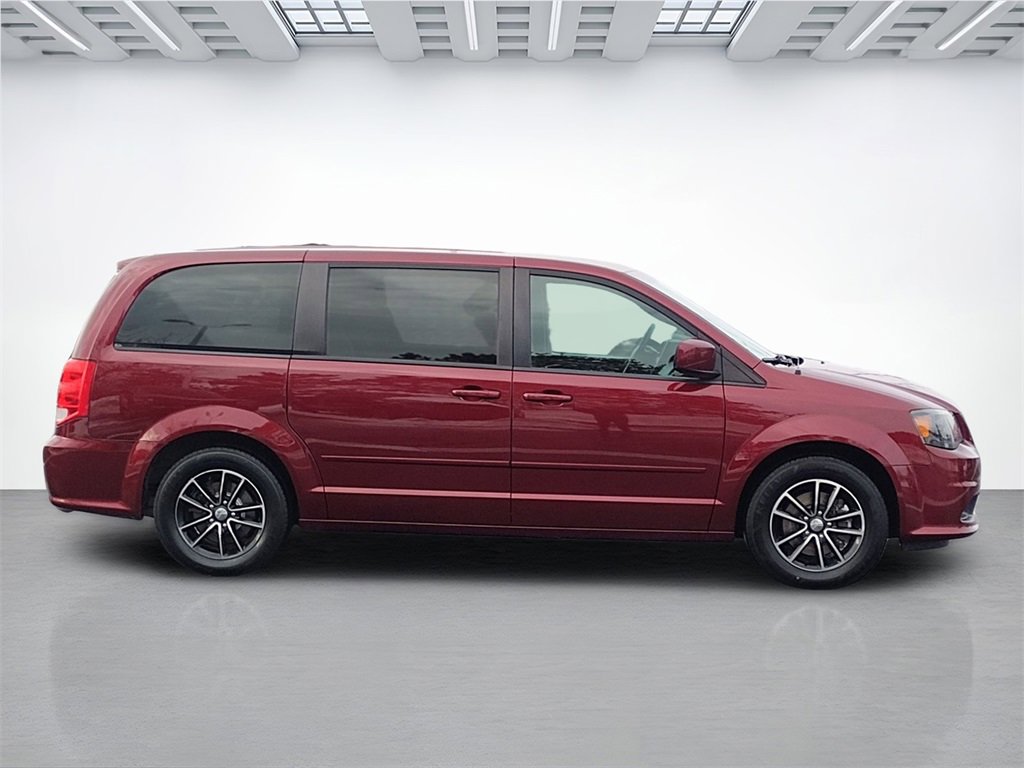 Used 2017 Dodge Grand Caravan SE image 2
