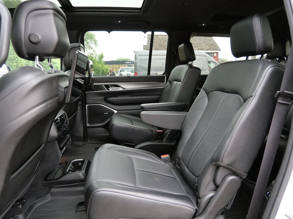 Used 2023 Jeep Wagoneer Series II w/ Convenience Group I AWD/4WD image 14