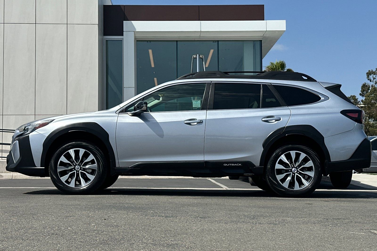 Used 2023 Subaru Outback Limited AWD/4WD image 6