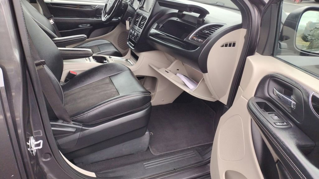 Used 2020 Dodge Grand Caravan SXT image 19