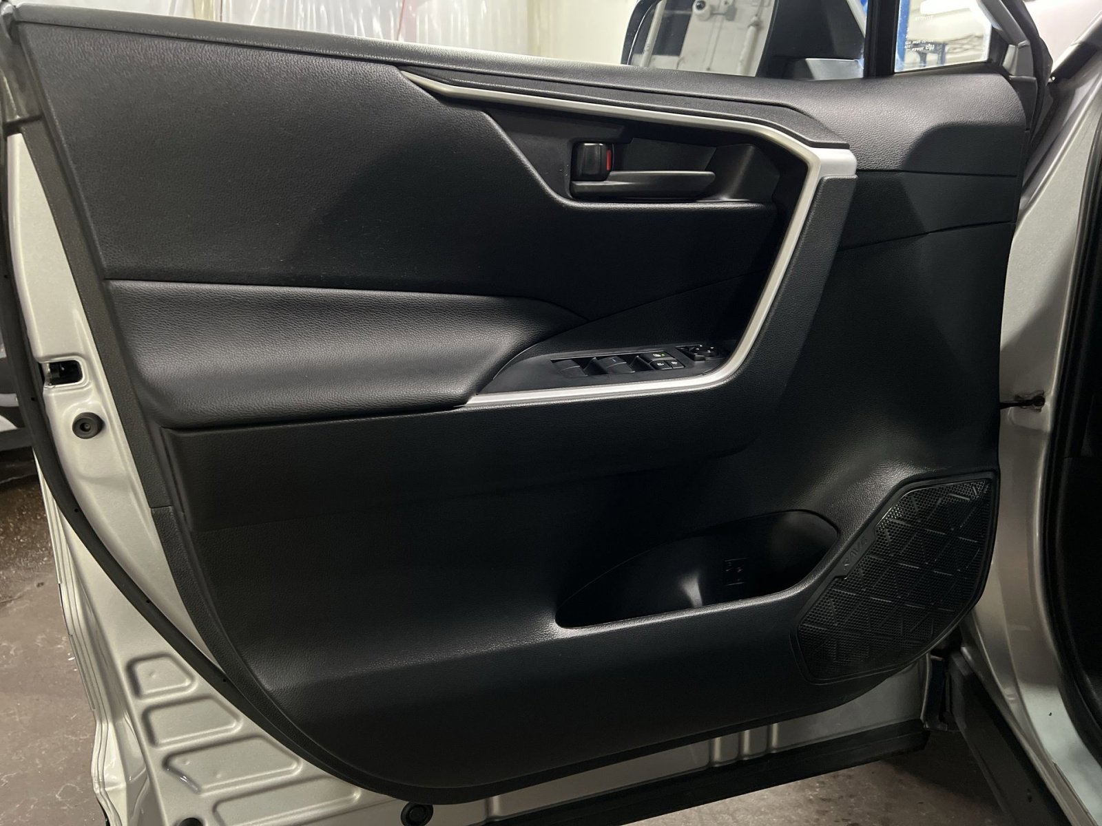 Used 2021 Toyota RAV4 SE w/ Weather & Moonroof Package image 14