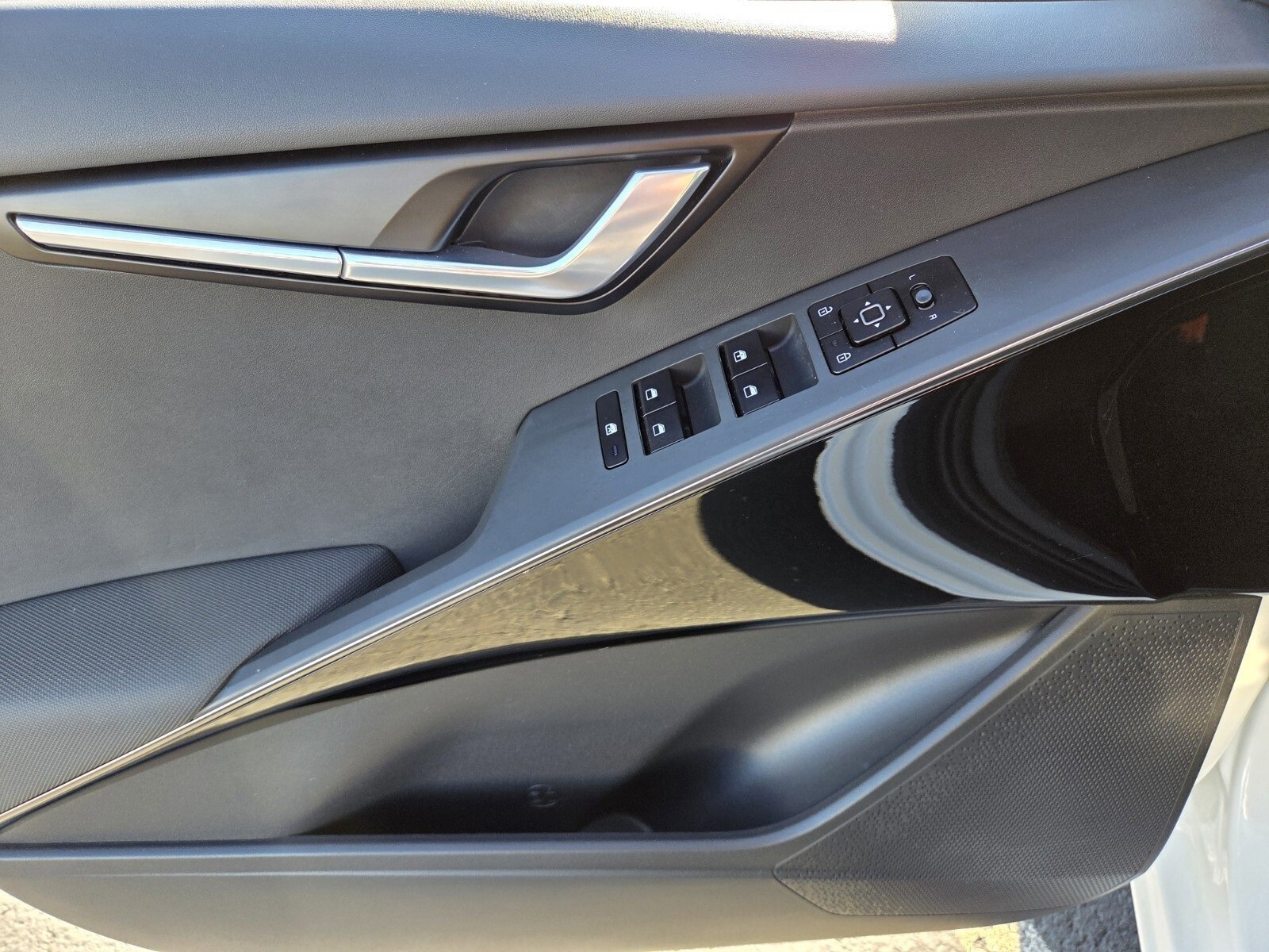 Used 2024 Kia Niro EX image 17