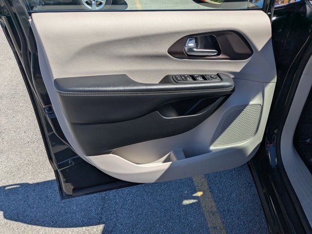Used 2023 Chrysler Voyager LX FWD image 11
