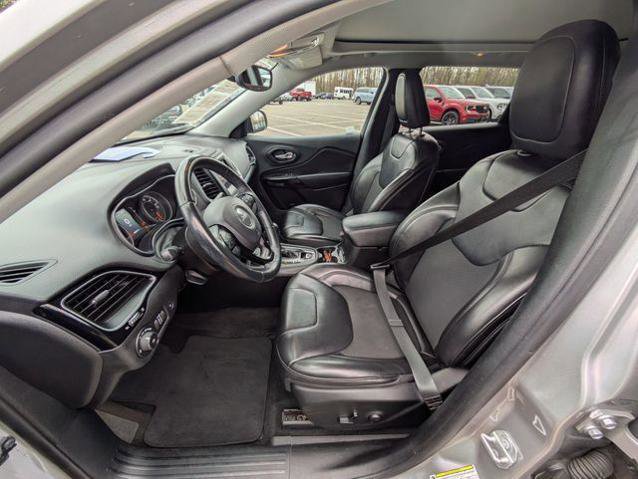 Used 2019 Jeep Cherokee Latitude Plus AWD/4WD image 25