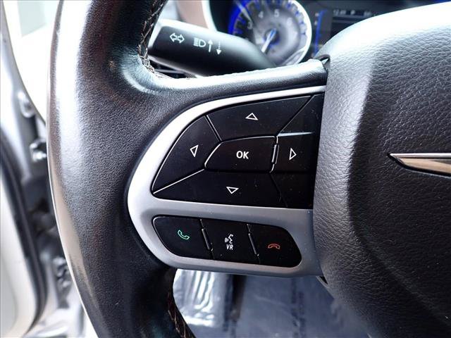Used 2018 Chrysler Pacifica Touring-L FWD image 18