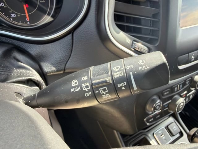 Used 2021 Jeep Cherokee Latitude Plus FWD image 38