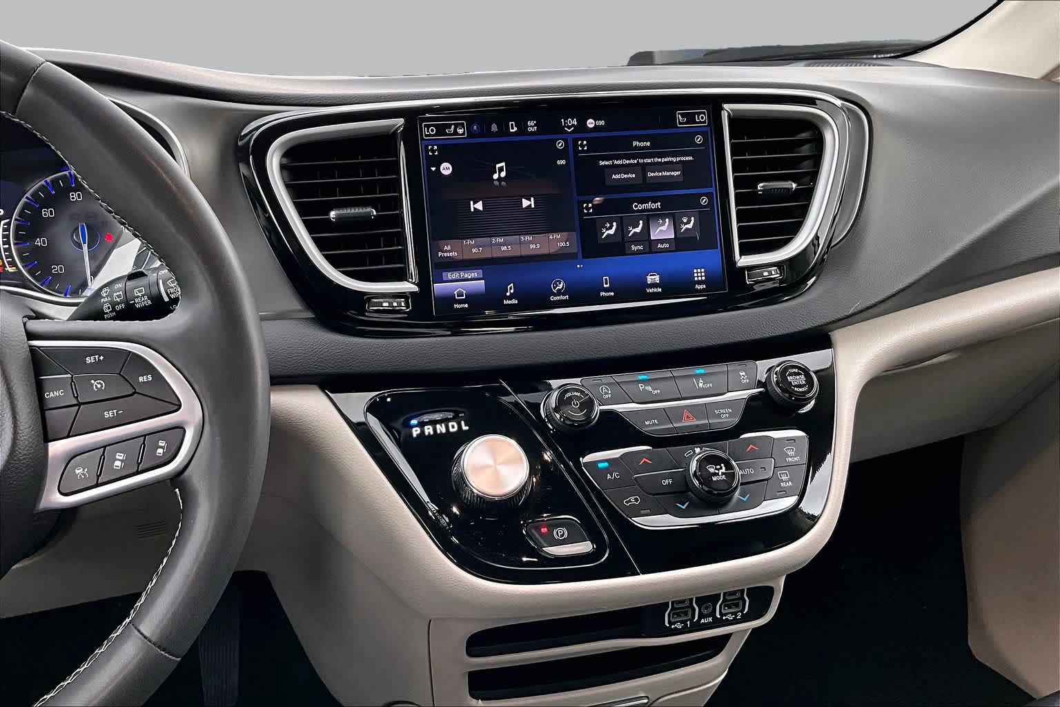 Used 2024 Chrysler Pacifica Touring-L FWD image 7