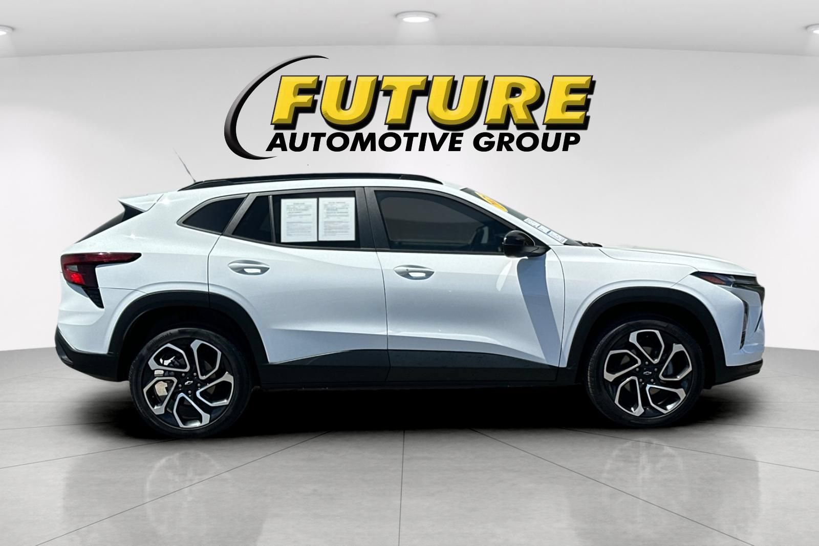 Used 2025 Chevrolet Trax RS w/ Driver Confidence Package FWD image 2
