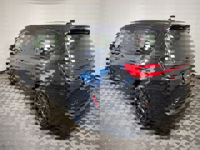 Used 2022 Chrysler Pacifica Limited w/ Uconnect Theater Family Group image 3