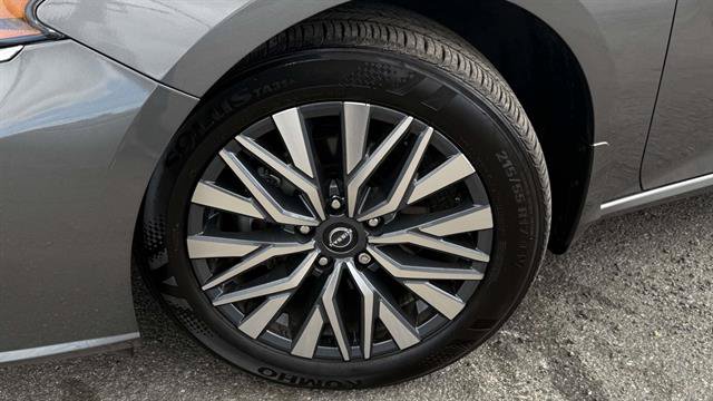 Used 2025 Nissan Altima 2.5 SV AWD/4WD image 7