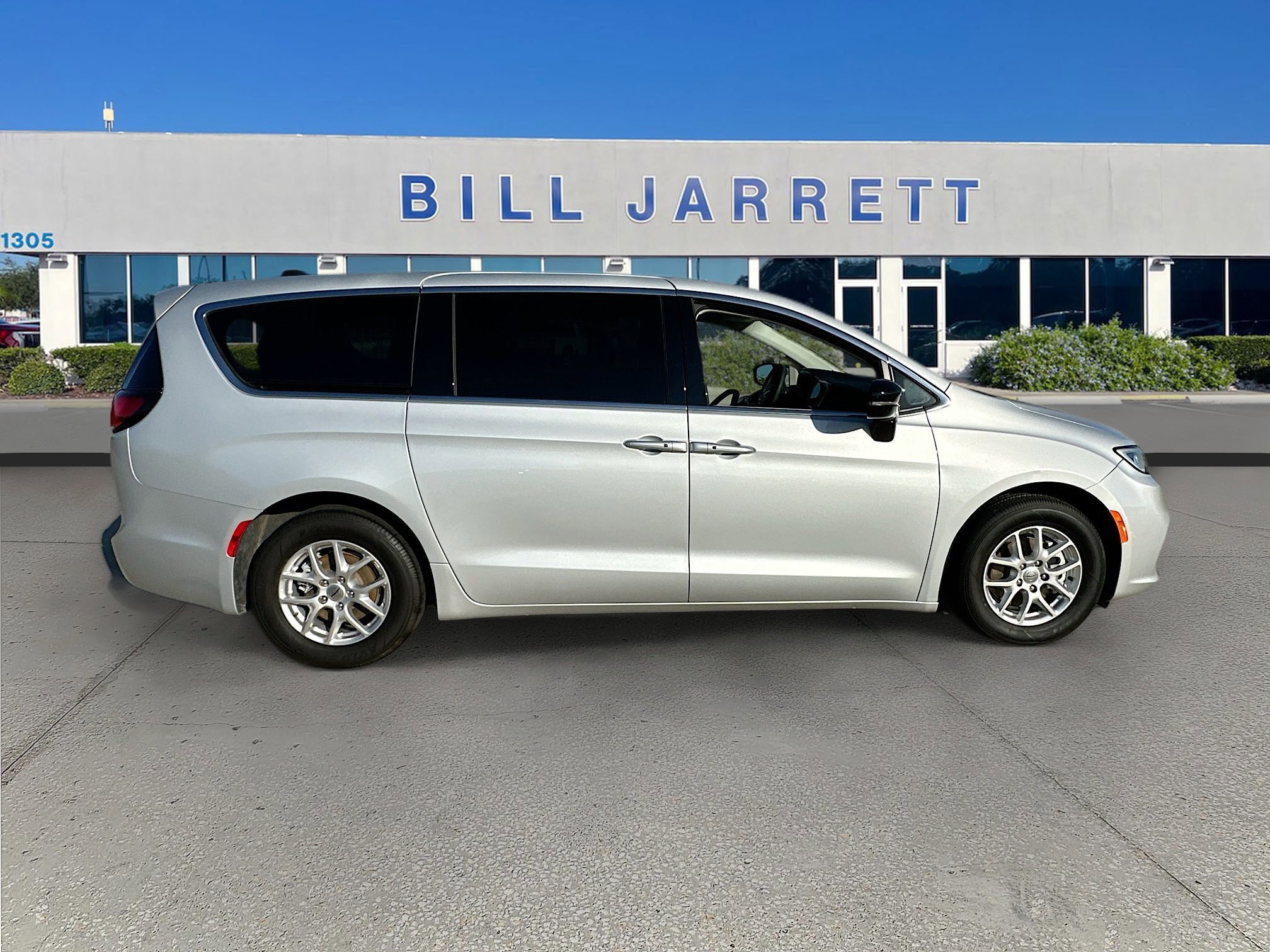 Used 2024 Chrysler Pacifica Touring-L image 6