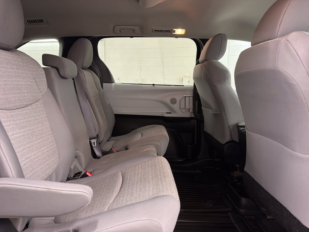 Used 2025 Toyota Sienna LE FWD image 29