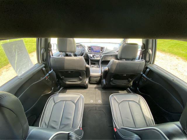 Used 2025 Chrysler Pacifica Limited FWD image 21