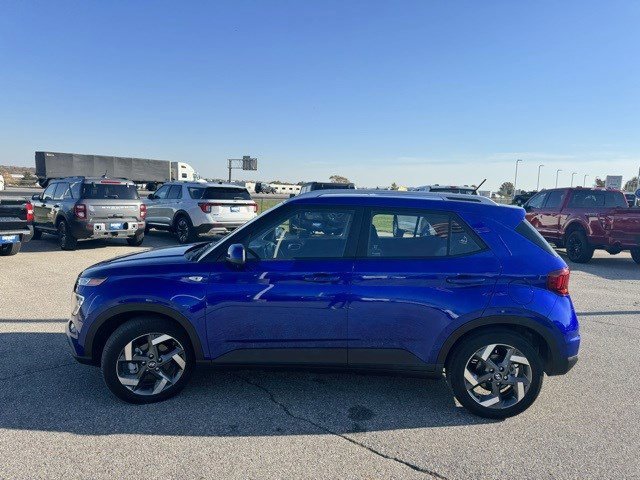 Used 2024 Hyundai Venue SEL image 2