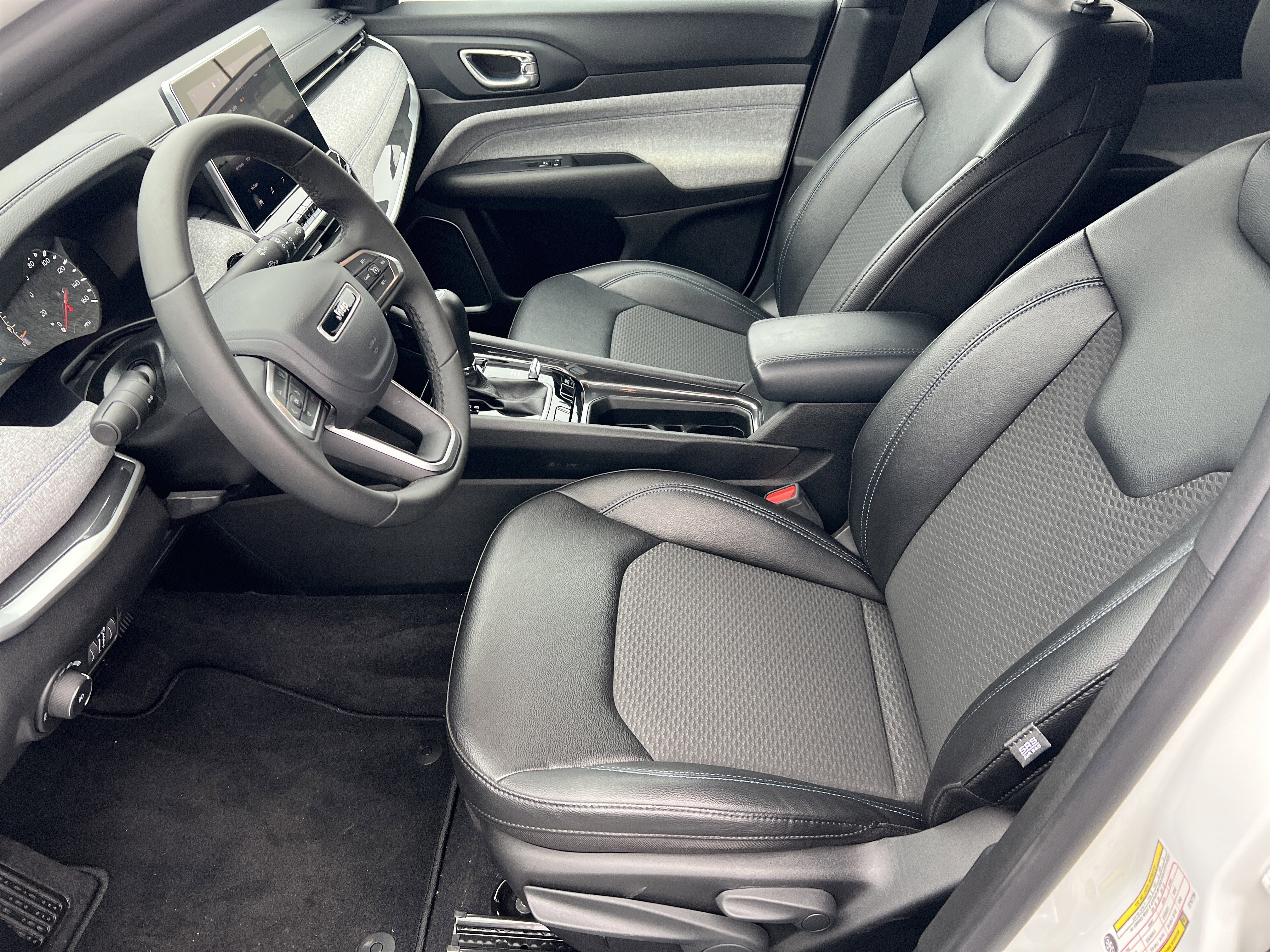 Used 2024 Jeep Compass Latitude image 9