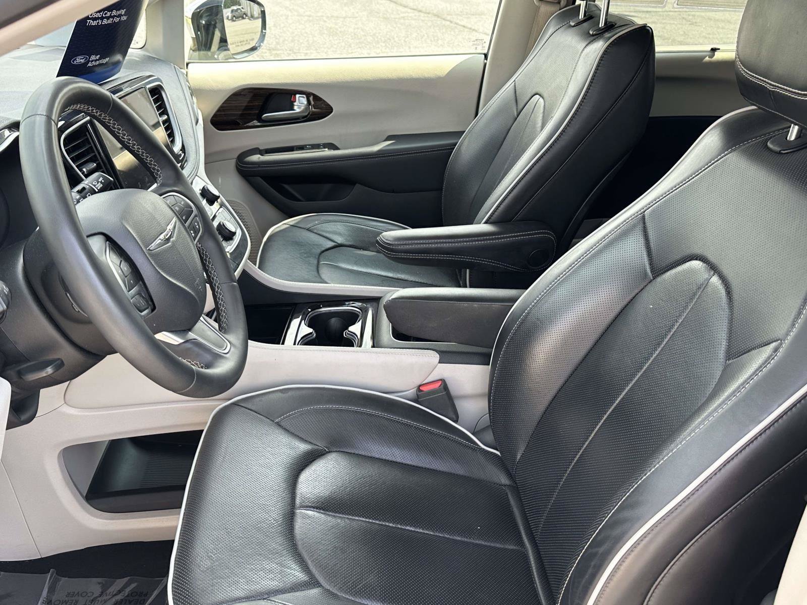 Used 2023 Chrysler Pacifica Limited FWD image 16