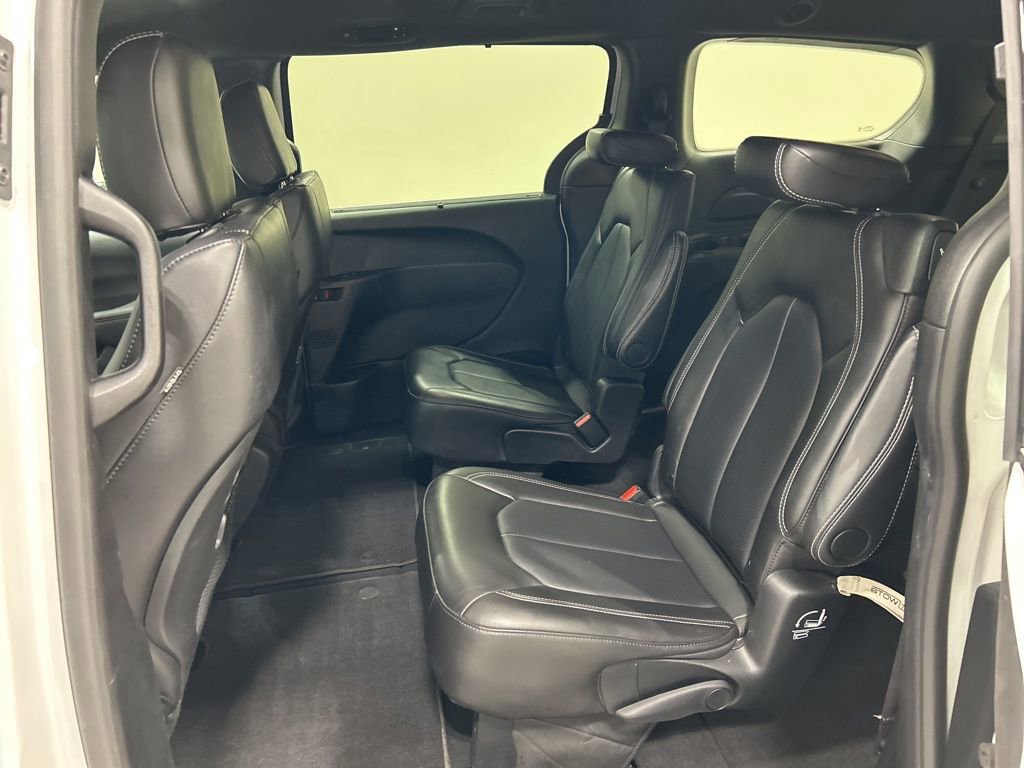 Used 2025 Chrysler Pacifica Select image 26