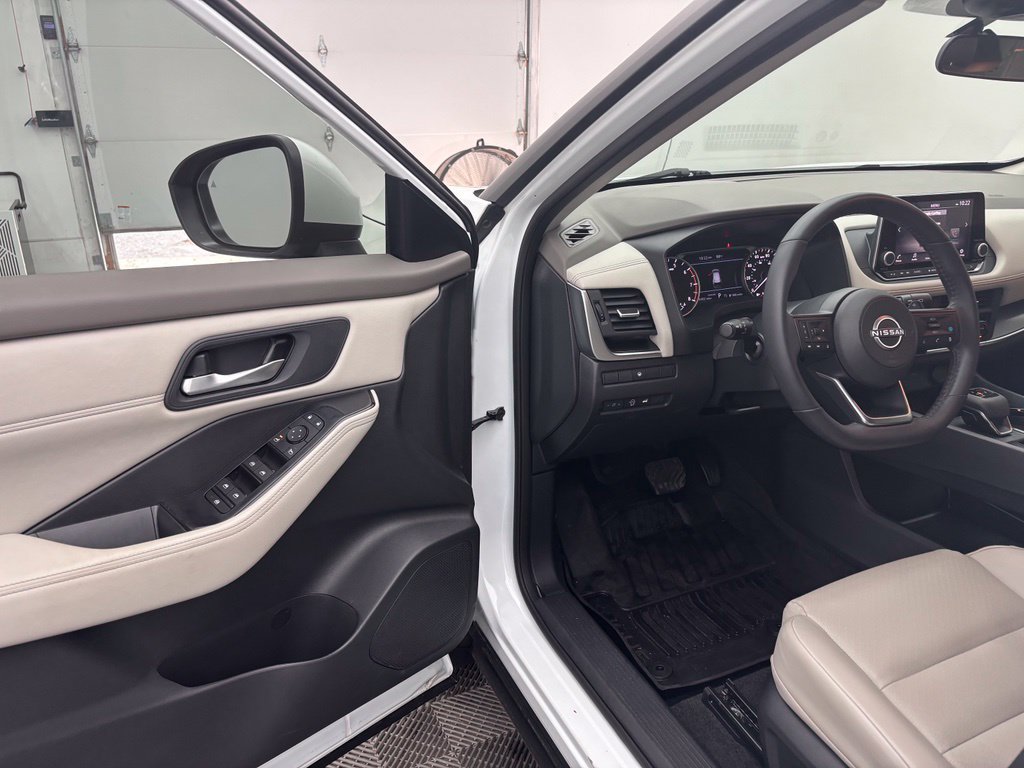 Used 2024 Nissan Rogue SV w/ SV Premium Package FWD image 16