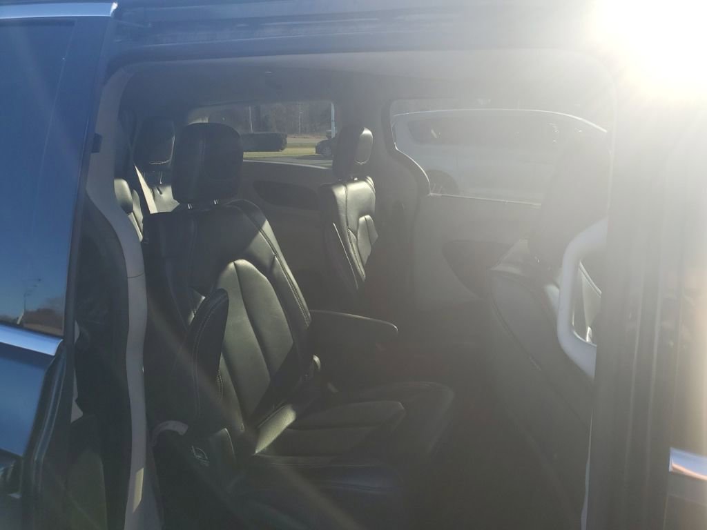 Used 2023 Chrysler Pacifica Touring-L image 10