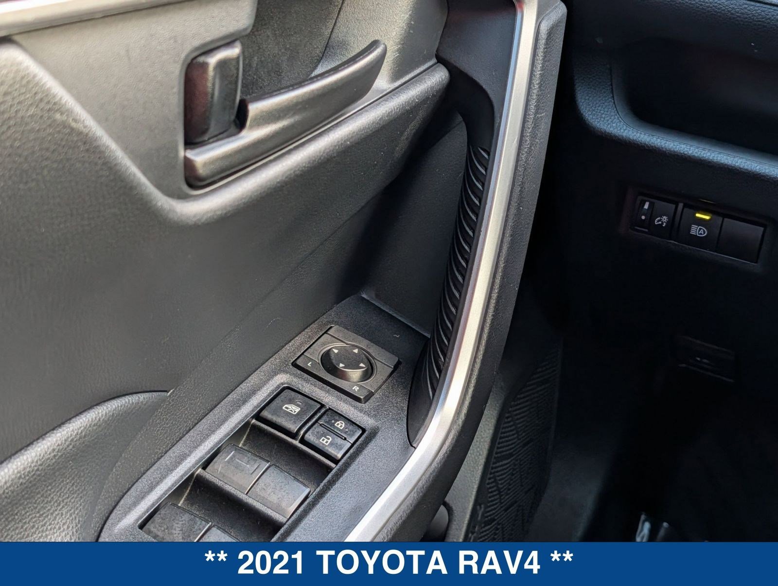 Used 2021 Toyota RAV4 LE image 22