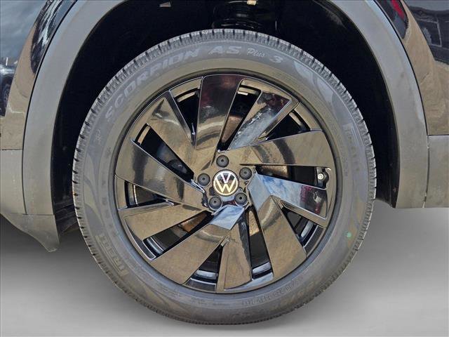 Used 2024 Volkswagen Atlas SE w/ Black Wheel Package FWD image 25