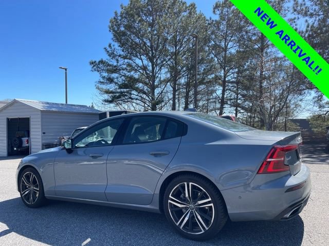 Used 2022 Volvo S60 B5 R-Design image 2