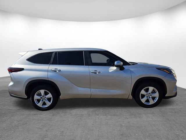Used 2024 Toyota Highlander LE image 5