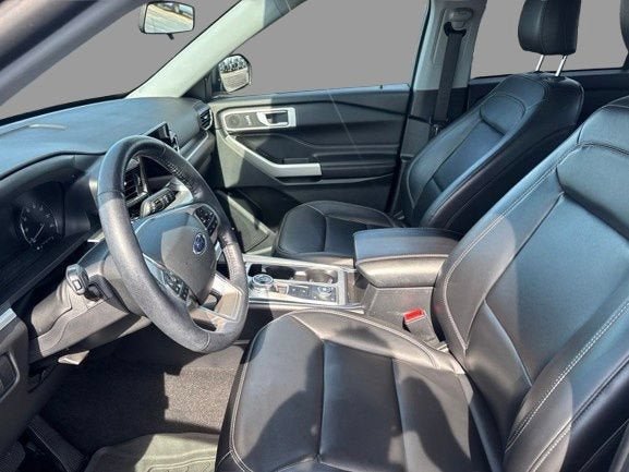 Certified 2021 Ford Explorer XLT w/ Equipment Group 202A AWD/4WD image 3